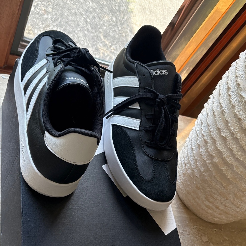 NWB-Men’s Adidas Classic Black and White Trainers-new never worn - Picture 5 of 15